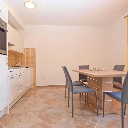 Apartment Antun 1237 *
